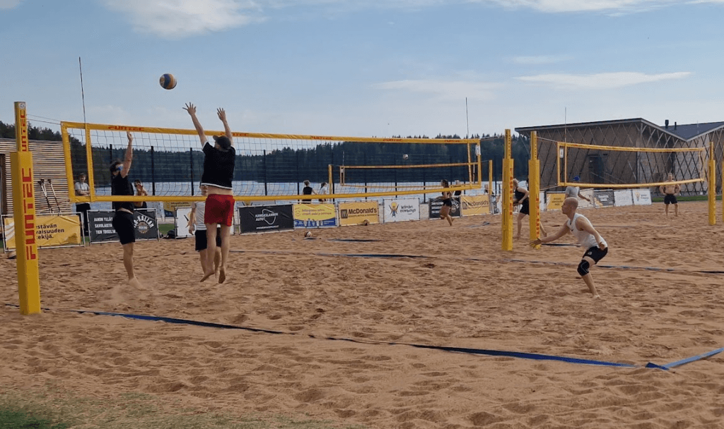 Beach volley pelaajat biitsikentällä