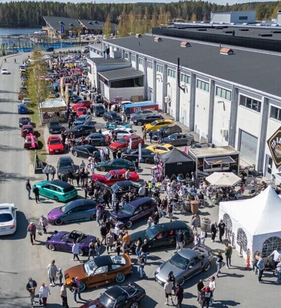 Cars & Coffee tapahtuma Iso-Kallan Panimolla Kuopion Bellanrannassa