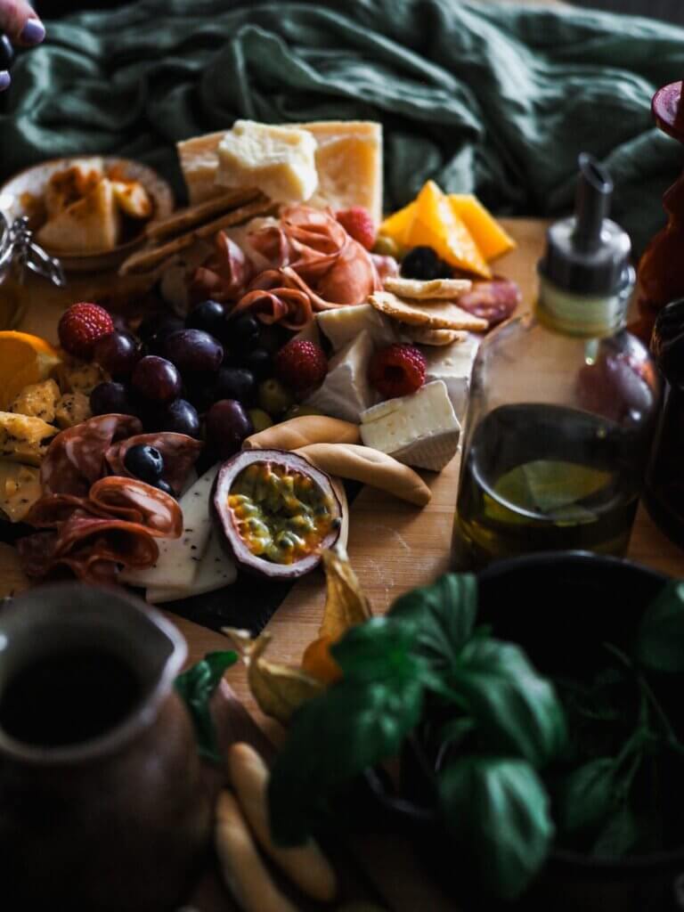 Tapas- ja juustotarjotin hedelmillä, leikkeleillä cocktail & tasting -tilaisuudessa Kuopiossa.