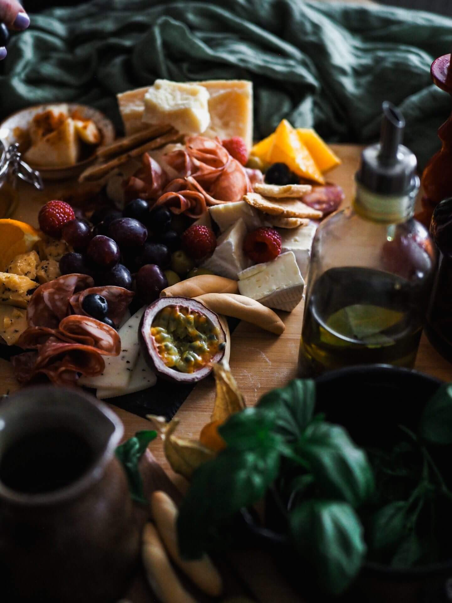 Tapas- ja juustotarjotin hedelmillä, leikkeleillä cocktail & tasting -tilaisuudessa Kuopiossa.